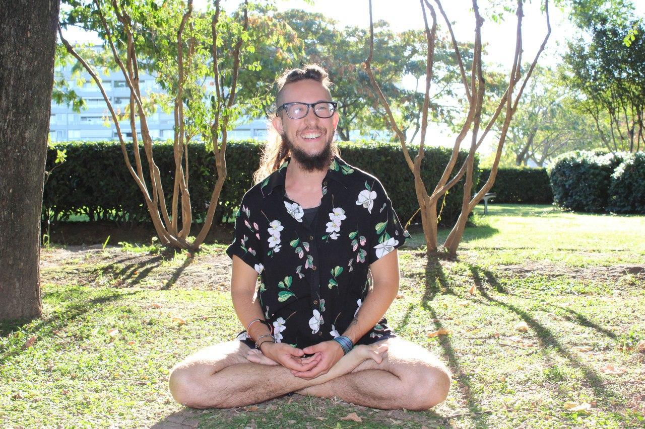 Elián Leobino sonriendo en un parque en Padmasana